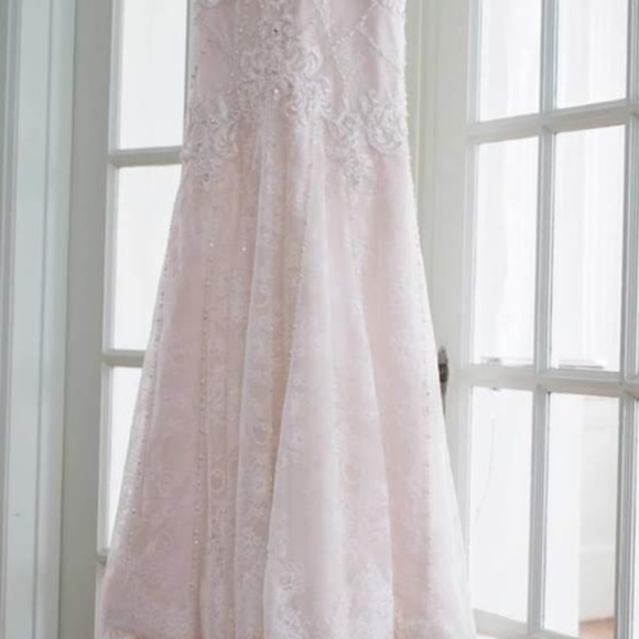 Wedding dress - Picture 3 of 11